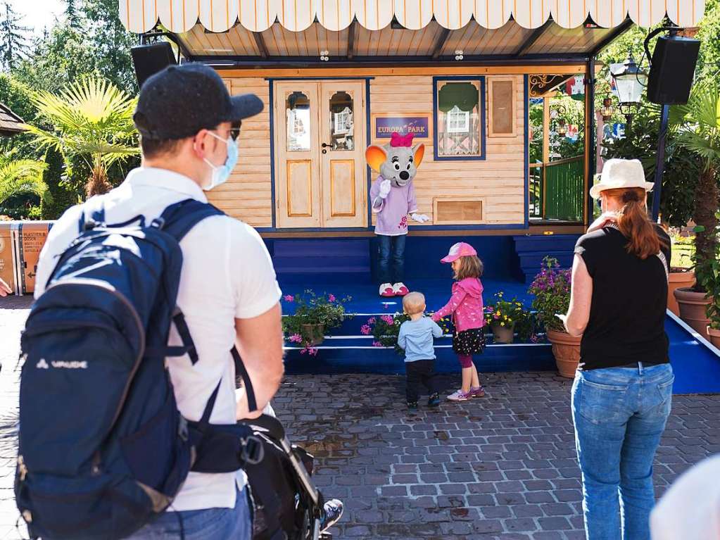 Mit zweimonatiger Versptung ist der Europapark Rust heute in die Sommersaison gestartet. Auch dort sind die Spuren der Corona-Krise sichtbar.