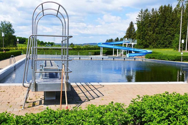 Das Freibad in Lffingen soll in drei ...ffnen. Die Besucherzahl wird begrenzt.  | Foto: Martin Wunderle