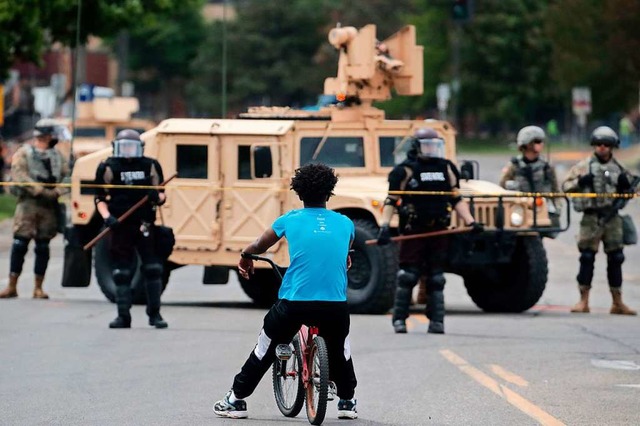 Soldaten der Nationalgarde am Freitag ...polis &#8211; und ein junger Schwarzer  | Foto: SCOTT OLSON (AFP)