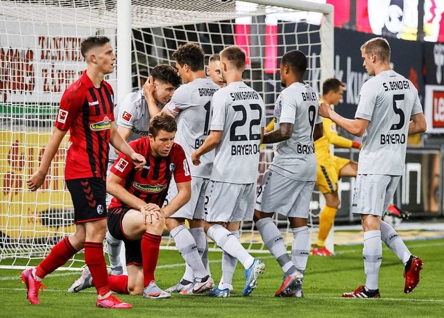 Bayer Leverkusen bejubelt den Treffer ...er einzige Treffer des Abends bleiben.  | Foto: RONALD WITTEK (AFP)