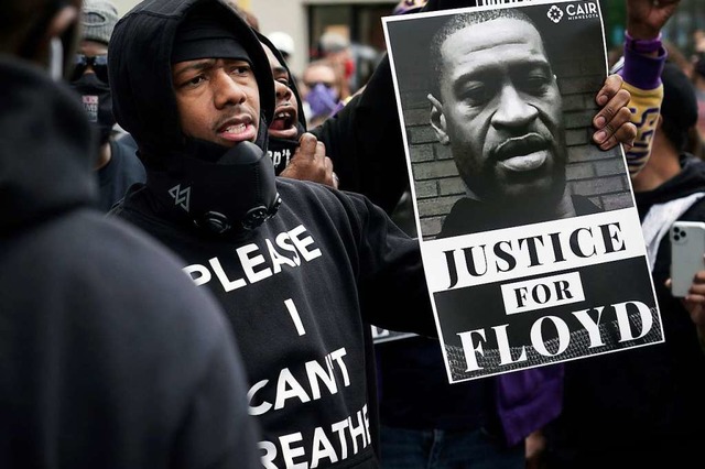 US-Comedian Nick Cannon hlt bei einer...keit nach dem Tod des Afroamerikaners.  | Foto: Brian Peterson (dpa)