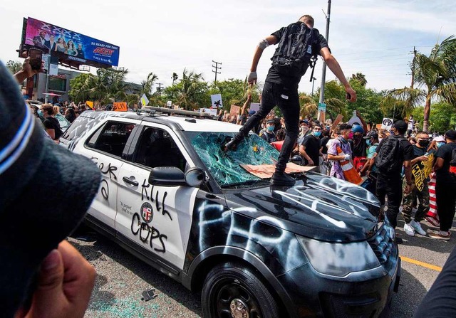 In einem Vorort von Los Angeles wurde dieses Polizeifahrzeug attackiert.  | Foto: MARK RALSTON (AFP)
