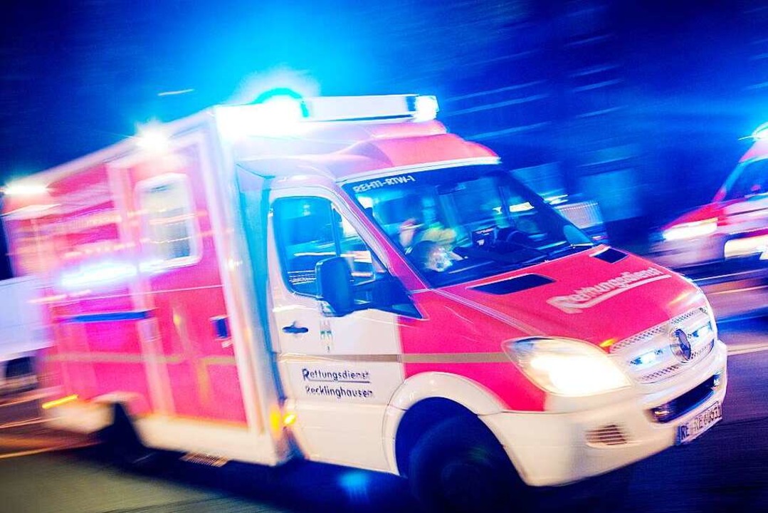 Rettungsdienste mussten am Samstagaben...rletzten Menschen helfen (Symbolbild).  | Foto: Marcel Kusch