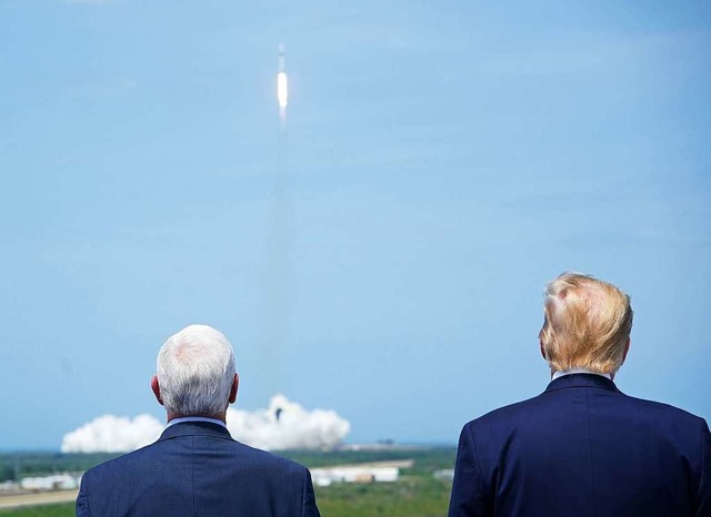 Vizeprsident Mike Pence und US Presid...ace-X Falcon 9 Rakete bei ihrem Start.  | Foto: MANDEL NGAN (AFP)
