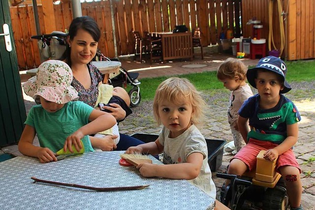 Felicitas Rockenbach mit drei Tageskin...n Kindern in ihrem Garten in Ettenheim  | Foto: Erika Sieberts