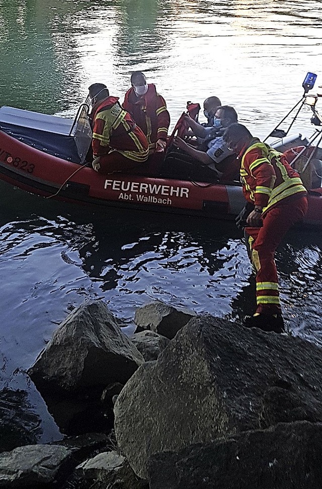Mit dem Rettungsboot der Feuerwehr Wal... zum Einsatzort &#8211; mit Blaulicht.  | Foto: Axel Kremp