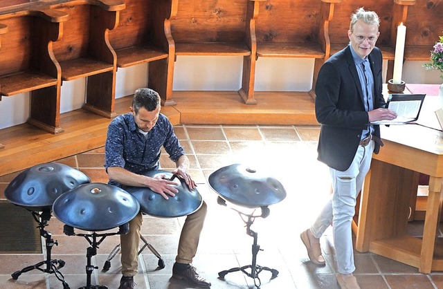 Der Musiker Tilo Wachter, der auf dem ...er Evangelischen Kirche in Schallbach   | Foto: Roswitha Frey