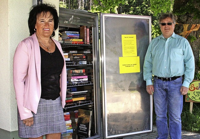 Claudia Huber und Brgermeister Carste... den Bcher-Tausch-Schrank in Segeten.  | Foto: Peter Schtz