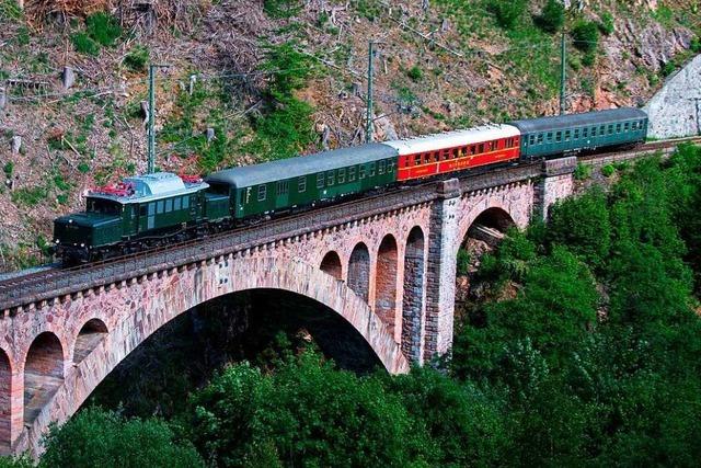 Fotos: Historischer Speisewagen von 1940 wird nach Seebrugg transportiert