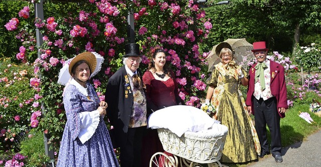 Mitglieder der Biedermeiergruppe aus d...ostme vor prachtvoll blhenden Rosen.  | Foto: privat