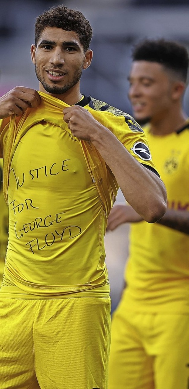 Dortmunds Achraf Hakimi  zeigt ein Tri...#8222;Justice for George Floyd&#8220;.  | Foto: Lars Baron (dpa)