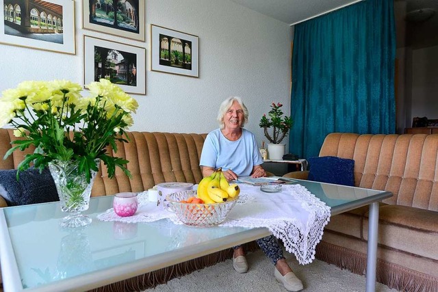Barbara Kozlowske in der sanierten Wohnung  | Foto: Ingo Schneider