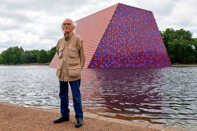 Der Knstler Christo vor seinem Kunstw...m Hyde Park in London installiert war.  | Foto: NIKLAS HALLE'N (AFP)