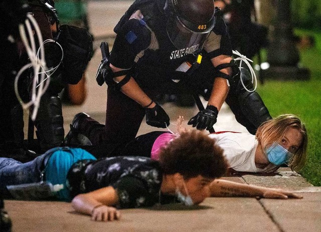 Dutzende Menschen wurden bei Protesten in den USA festgenommen.  | Foto: Carlos Gonzalez (dpa)