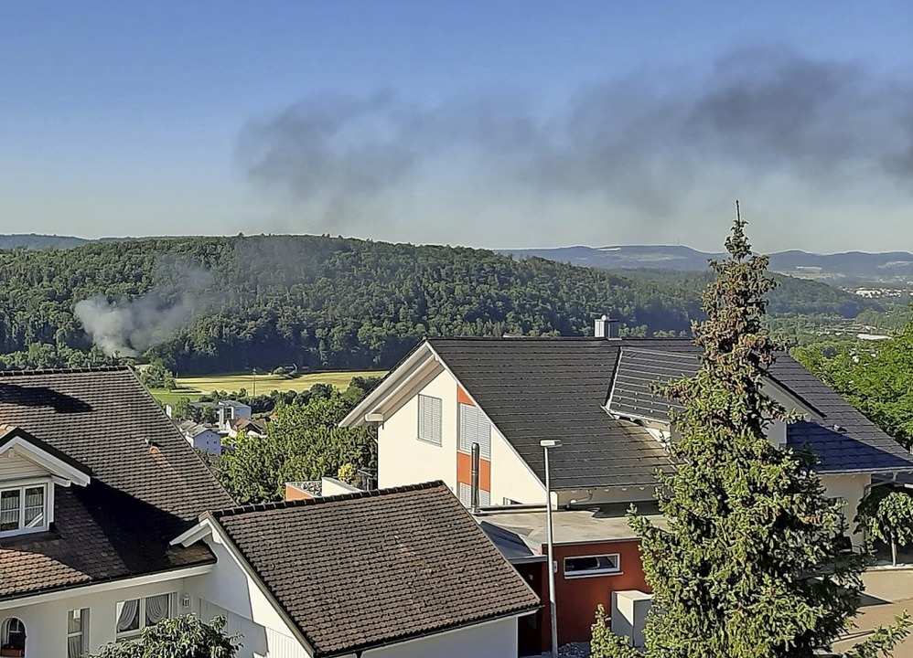 Die Rauchschwaden des Fahrzeugbrands i...ie Rauchsäule vom Mittleren Berg aus.   | Foto: Gebhard Granacher