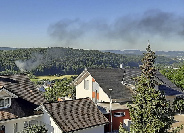 Die Rauchschwaden des Fahrzeugbrands i...ie Rauchsule vom Mittleren Berg aus.   | Foto: Gebhard Granacher