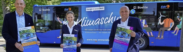 Prsentieren die neuen Stadtbus-Flyer ...ister Stefan Schlatterer (von links).   | Foto: Gerhard Walser