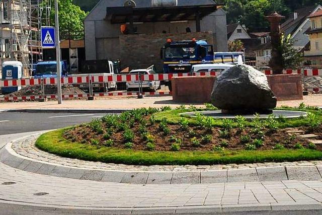 Gutachter prft, ob der Stein auf dem Schliengener Kreisel gefhrlich ist