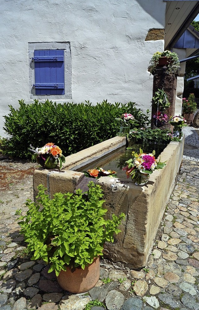 Im Pfingstschmuck prsentiert sich auch der Brunnen in Oberweilers Brunnengasse.  | Foto: Silke Hartenstein