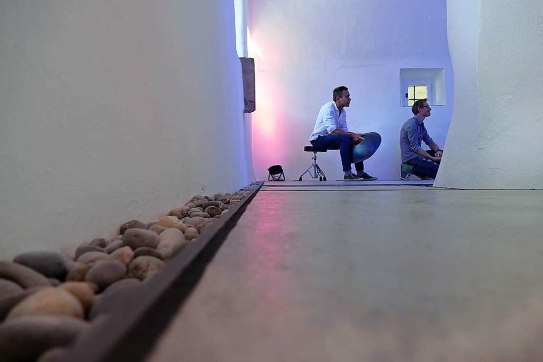 Blick in die neugestaltete Kapelle im ...nks im Bild Hang-Spieler Tilo Wachter.  | Foto: Verena Pichler