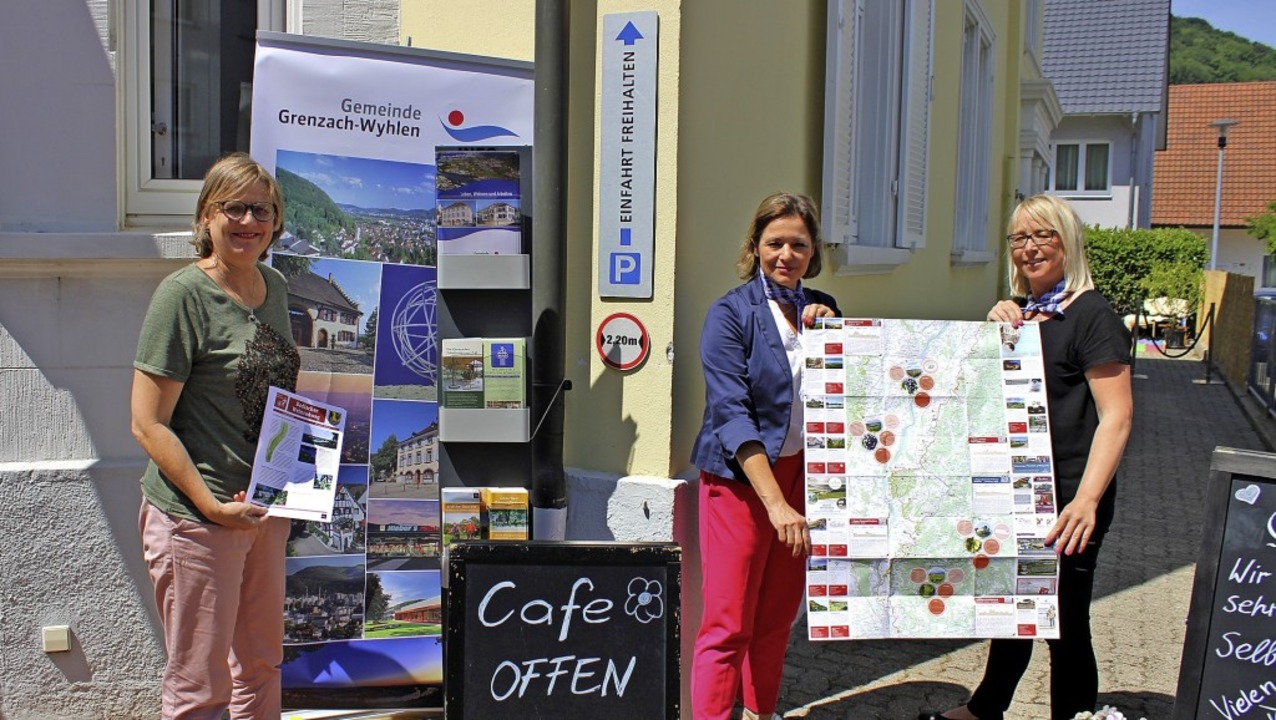 Die Tourismusinformation  ist wieder g..., Katrin Scheibner und Michele Lentzy.  | Foto: Rolf Reißmann