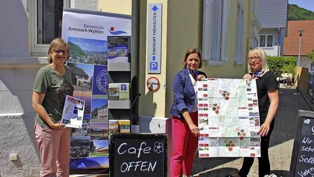 Die Tourismusinformation  ist wieder g..., Katrin Scheibner und Michele Lentzy.  | Foto: Rolf Reimann