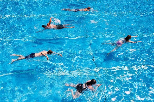 Seit Dienstag, 2. Juni drfen Schwimmb...der ffnen. Doch das Laguna bleibt zu.  | Foto: Daniel Bockwoldt (dpa)