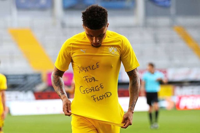 BVB-Kicker Jadon Sancho und sein Statement auf dem Unterhemd.  | Foto: LARS BARON (AFP)