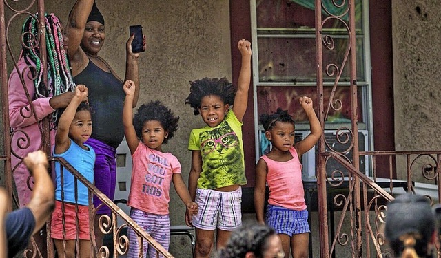 Diese Kinder recken am Rande einer Dem...den als Menschen mit weier Hautfarbe.  | Foto: Martha Asencio-Rhine (dpa)