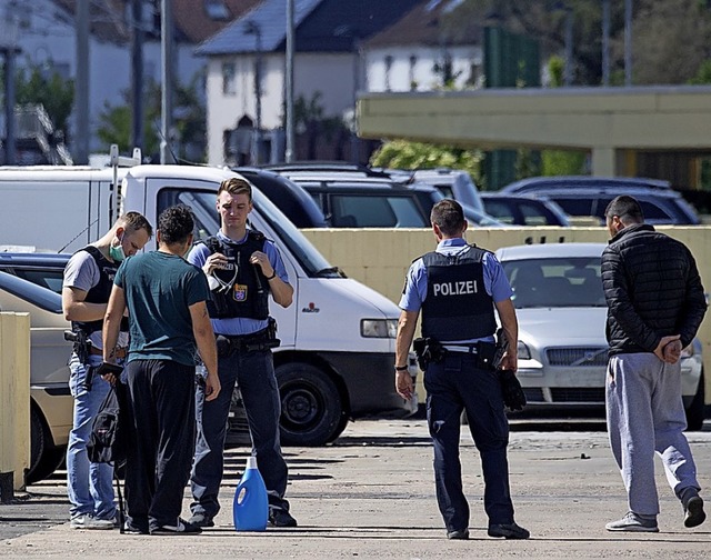Polizisten befragen vor Ort Zeugen.  | Foto: Boris Roessler (dpa)