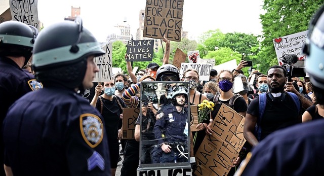 Polizisten und Demonstranten stehen sich am Dienstag in New York gegenber.   | Foto: JOHANNES EISELE (AFP)
