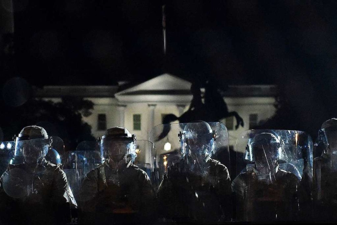 Das Weiße Haus wurde von schwer bewaffneten  Sicherheitskräften bewacht.  | Foto: OLIVIER DOULIERY (AFP)