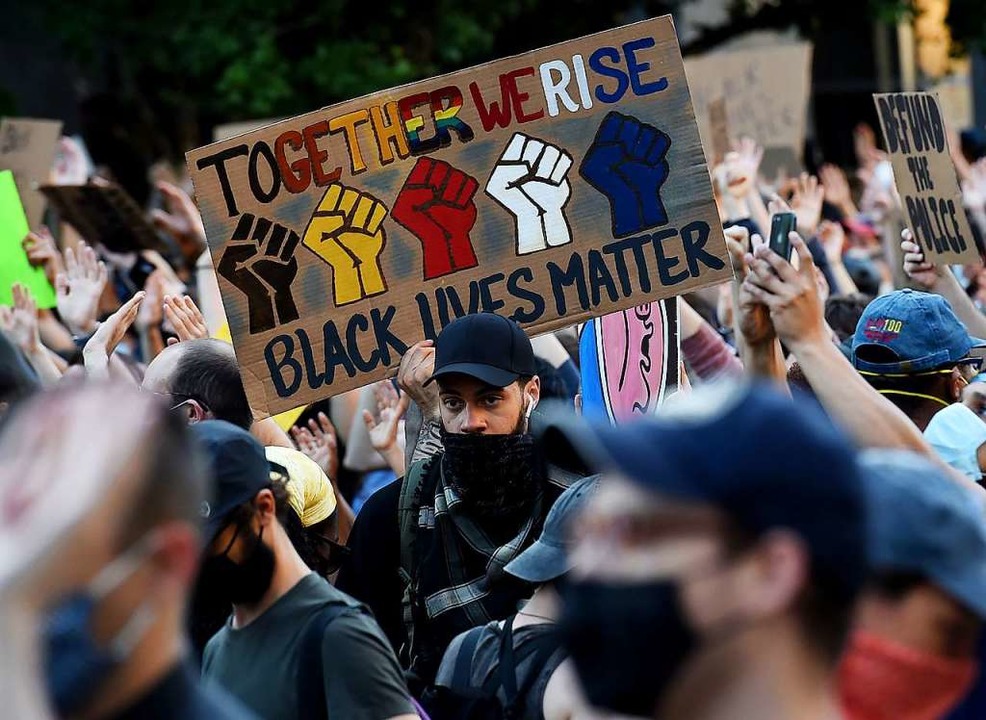 Nach dem Tod von George Floyd dauern die Demonstrationen in den USA an.  | Foto: OLIVIER DOULIERY (AFP)