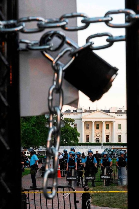 Das Weiße Haus wurde von schwer bewaffneten  Sicherheitskräften bewacht.  | Foto: ROBERTO SCHMIDT (AFP)