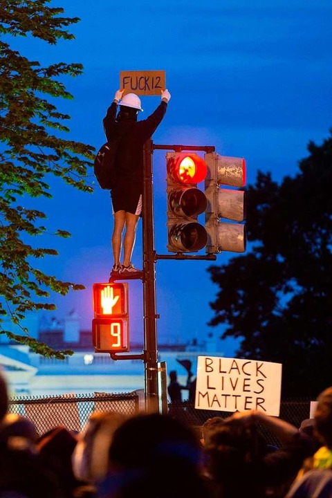 Nach dem Tod von George Floyd dauern die Demonstrationen in den USA an.  | Foto: ROBERTO SCHMIDT (AFP)