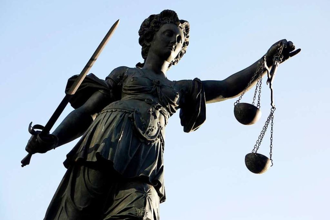 Justitia ist das Symbol für Gerechtigkeit und Rechtspflege (Symbolfoto).  | Foto: Frank Rumpenhorst (dpa)