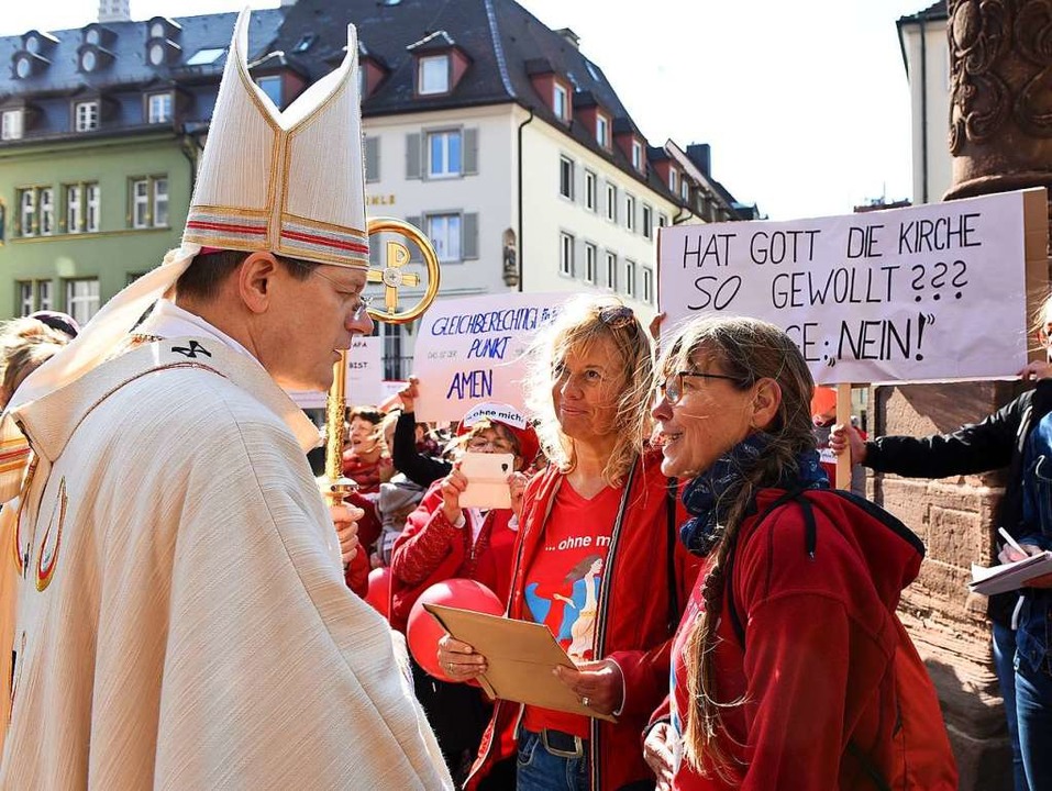 Erzbischof Stephan Burger spricht bei ...ai 2019 in Freiburg mit Aktivistinnen.  | Foto: Rita Eggstein
