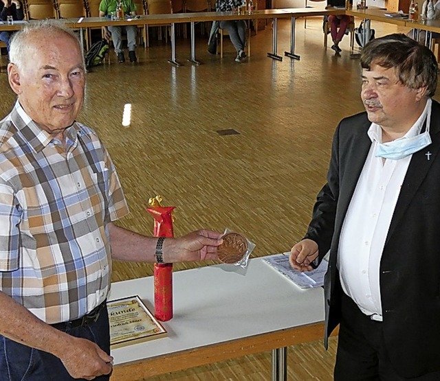 Mit der Bronzemedaille der Seelsorgeei...rgemeinderatswahlen, Friedrich Ebner.   | Foto: Doris Dehmel