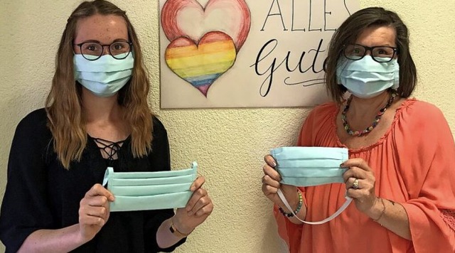 Vanessa Brucker (links) und Daniela Ar...tieren die New-Albea-Community-Masken | Foto: New Albea Vanessa Brucker (links) und Daniela Ar...tieren die New-Albea-Community-Masken | Foto: New Albea