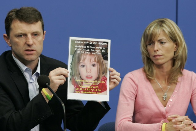 Kate und Gerry McCann zeigen am Juni 2...hrer verschwundenen Tochter Madeleine.  | Foto: Soeren Stache