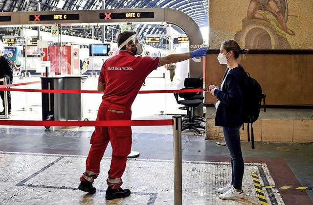 Fiebermessen in Mailand: Auch fr Ital...regierung ab dem 15. Juni nicht mehr.   | Foto: Claudio Furlan (dpa)