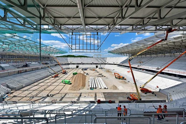Das Dach der Osttribne (rechts) des neuen SC-Stadions ist fertig.  | Foto: Michael Bamberger