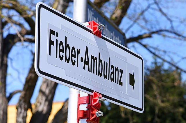 Das Schild wird wohl bald entfernt wer...  Fieber-Ambulanz in Lrrach schliet.  | Foto: Jonas Hirt