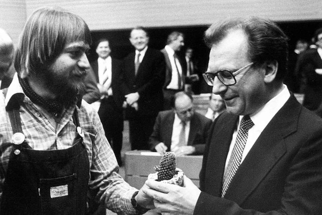 Der Grnen-Politiker Holger Heimann in...prsidenten Lothar Spth einen Kaktus.  | Foto: Dick