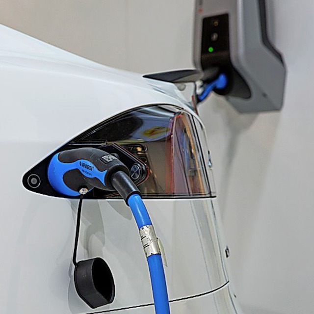 E-Auto am Strom  | Foto: Florian Schuh