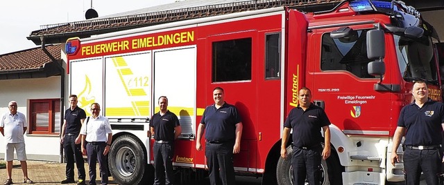 Daniel Sander, Torsten Ehrengardt, Mar...er das neue HLF der Eimeldinger Wehr.   | Foto: Herbert Frey