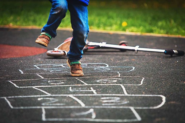 Ihr Kind alleine auf den Spielplatz zu...im persnlichen Nahbereich des Kindes.  | Foto: nadezhda1906 (Adobe Stock)