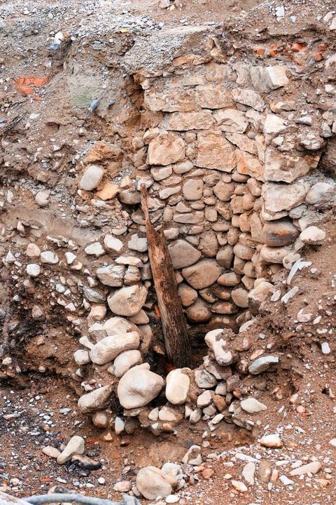 Der Rest eines Brunnen aus der frühen ...stamm als Pumpe diente.</Faktenanlauf>  | Foto: Hans-Peter Müller