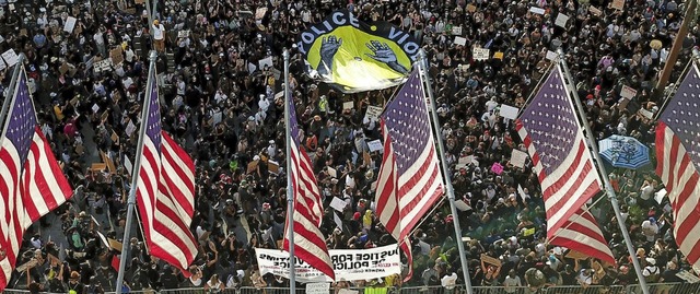 Zu landesweiten Protesten gegen Rassis...e der gewaltsame Tod von George Floyd.  | Foto: Ringo H.W. Chiu (dpa)