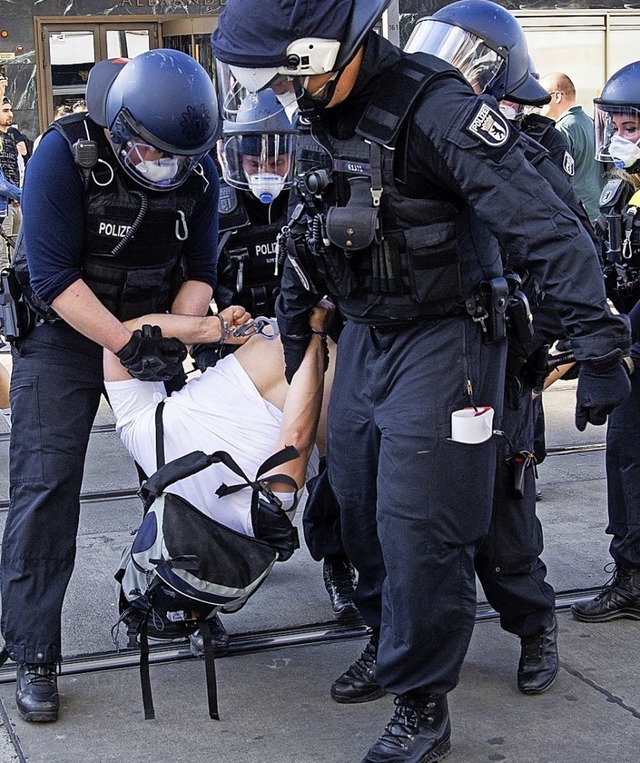 Unter Generalverdacht gestellt? Berliner Polizisten mit  einem Demonstranten.  | Foto: Paul Zinken (dpa)